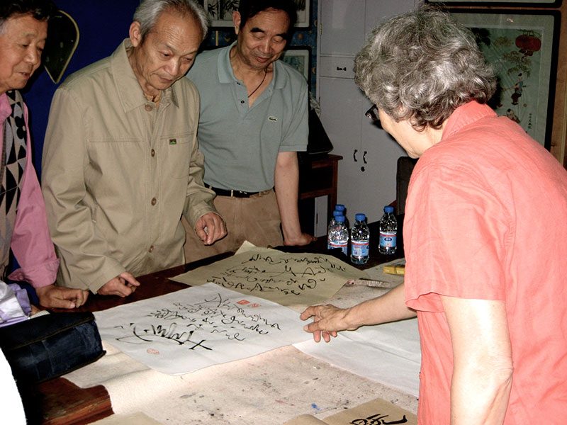 Je présente quelques-uns de mes travaux et on me propose de calligraphier sur place. Mais même si je pratique la calligraphie depuis plusieurs années, je ne sais ni lire le chinois ni l’écrire seule; je dois donc avoir un modèle ou chercher les caractères un à un dans un dictionnaire. Ceci est toujours surprenant pour mes interlocuteurs Chinois.