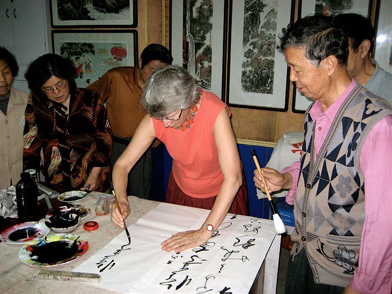 À mon tour, je m’exécute. C’est très intimidant de calligraphier devant tous ces experts, je ne m’attendais pas du tout à me retrouver dans une telle situation.