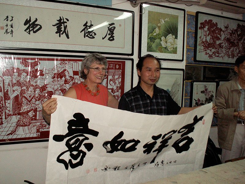 et m’offre sa calligraphie. C’est le moment des photos.